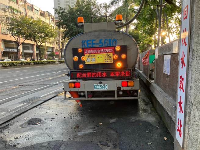 南市府加強宣導各工程使用回收水，如洗街即使用回收水。(台南市經發局提供／曹婷婷台南傳真)