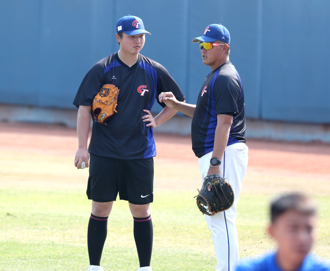 投手教练许铭杰（右）协助邓恺威调整。（郑任南摄）