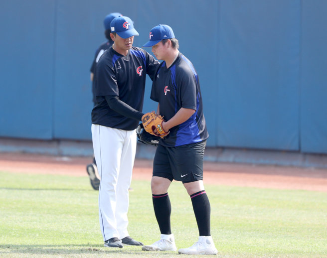 投手教练王建民（左）协助邓恺威调整。（郑任南摄）