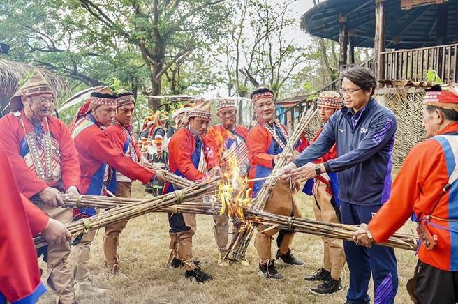 原住民运动会将于3月24日至27日于台北市登场，这次不只首创到各族取圣火，大会手册、运动赛事指标也都会有各族语言，让运动会也能交流文化。图为圣火队到高雄那玛夏的卡那卡那富族取火，祝福原民运圆满成功。（北市体育局提供／张芷瑜台北传真）
