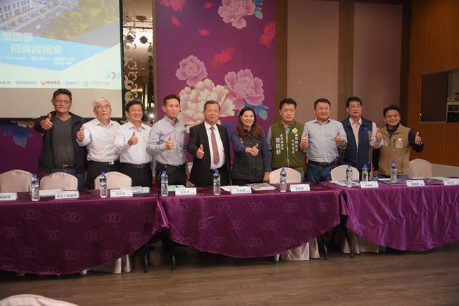 南投县议员林忆如、蔡铭轩出席招商说明会，认为草屯手工艺园区对地方繁荣可期。（南投县政府提供／杨静茹南投传真）