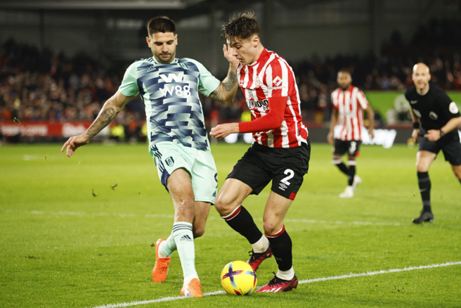 富勒姆前锋米特罗维奇(左)与对手抢球。（美联社资料照）