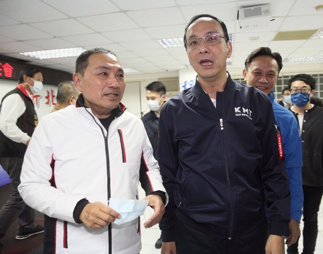 張禹宣認為，朱立倫(右)該替侯友宜(左)「製造空間換取時間」。（中時資料照／張鎧乙攝）