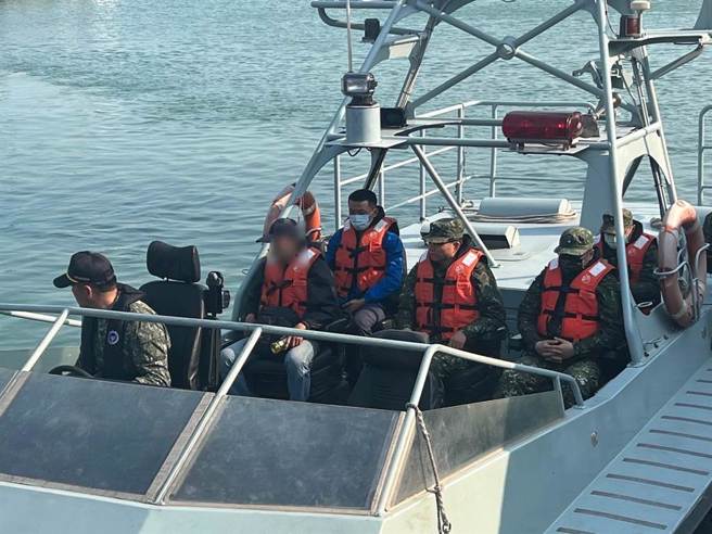 金防部失聯陳姓上兵家屬(左二)在軍方人員陪同下搭乘快艇前往二膽協助處理相關事宜。(圖／讀者提供)