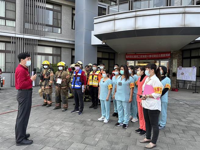 台南市政府消防局第一大队9日携手东山区香格里拉护理之家，办理机构自主防灾演练。（南市消防局提供／张毓翎台南传真）