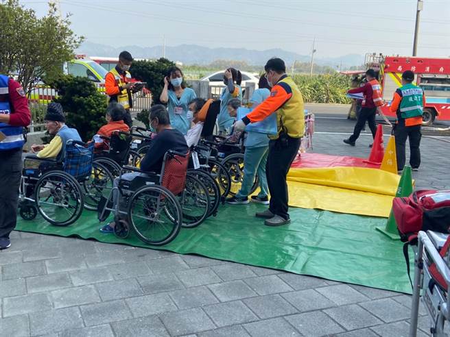 南消一大队今天协同东山区香格里拉护理之家办理防灾演练。（南市消防局提供／张毓翎台南传真）