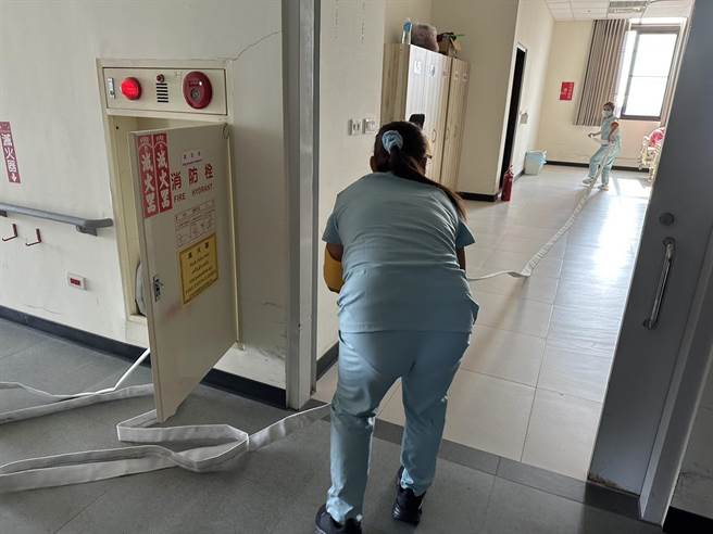 南消一大队今天协同东山区香格里拉护理之家办理防灾演练。（南市消防局提供／张毓翎台南传真）