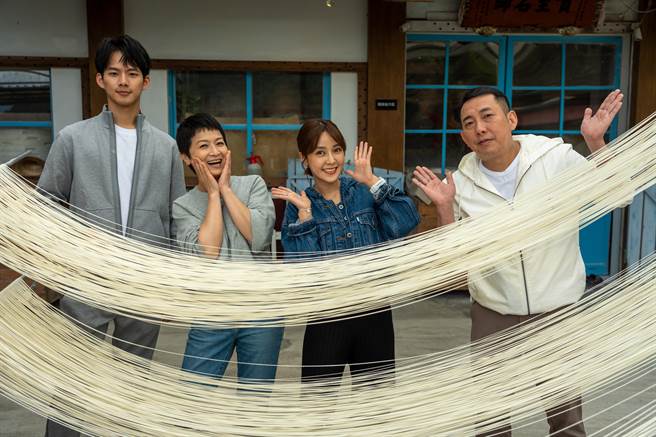 吴念轩（左起）、谢琼暖、大元、屈中恒结伴旅游。（MyVideo提供）