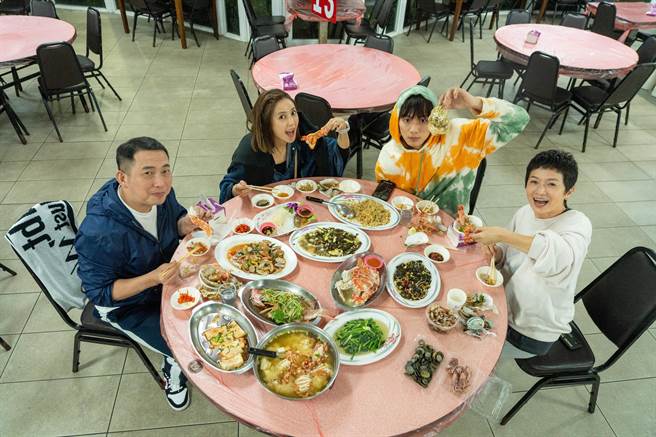 屈中恒（左起）、大元、吴念轩、谢琼暖大吃美食。（MyVideo提供）