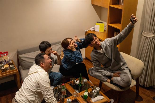 屈中恒（左起）、谢琼暖、大元、吴念轩抛偶包摆鬼脸。（MyVideo提供）