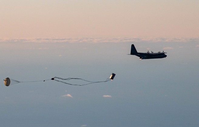 2022年11月9日，挪威 ATREUS 22-4 實彈射擊展演中，急龍棧板系統從352d特種作戰聯隊的MC-130J Commando II 運輸機貨艙中滑出。（DVIDS）