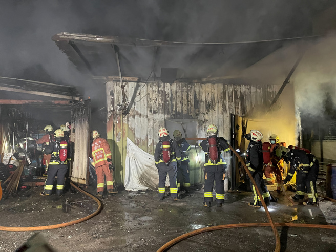 新莊宮廟疑電線走火，現場倉庫存放炮竹。（簡銘柱翻攝）