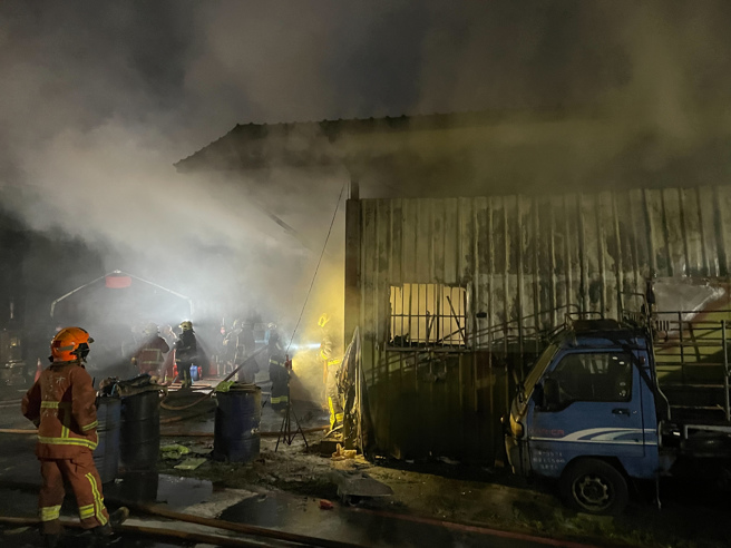 新莊宮廟疑電線走火，現場倉庫存放炮竹。（簡銘柱翻攝）