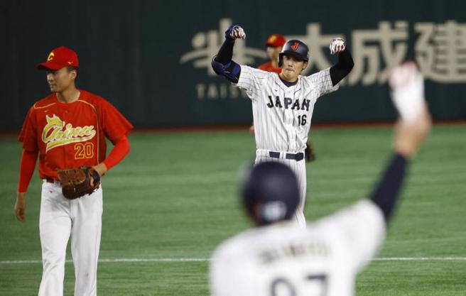 大谷翔平（右）4局下击出两分打点二垒打后，高举双手做出庆祝手势。（路透）