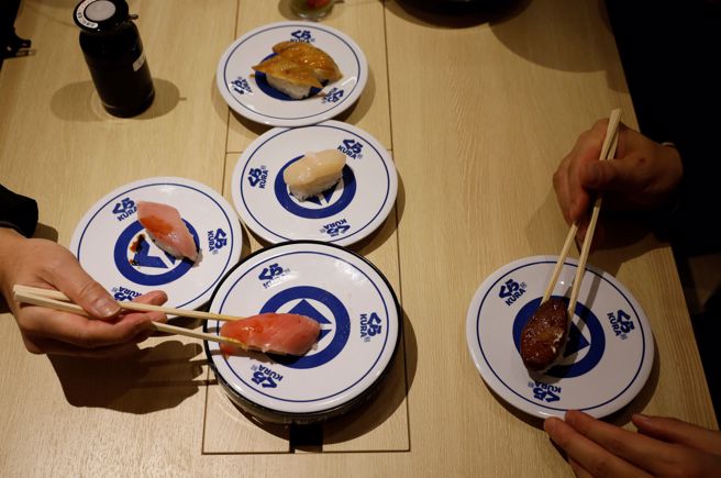 日本壽司業者「藏壽司」是大型連鎖店，日前遭人上演噁心惡作劇影響生意。圖為東京一處門市食客用餐情形。（資料照／路透社）