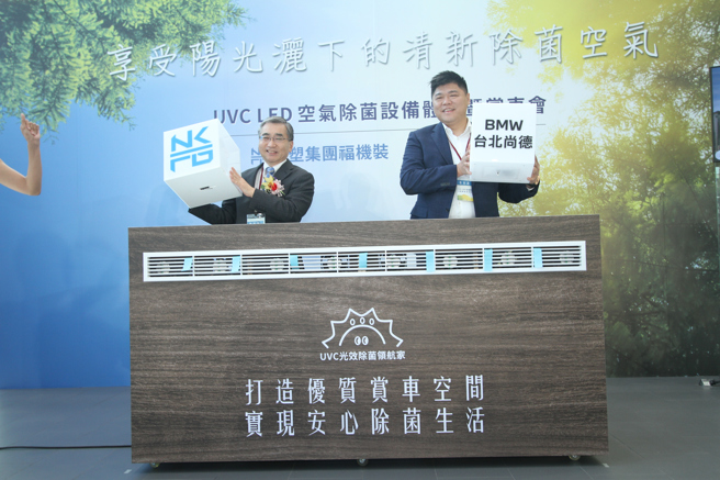 台塑集团福机装NKFG营运长竹田浩之（左）与BMW台北尚德董事长李柏汉于记者会中展示合作仪式。(戴志扬翻摄)