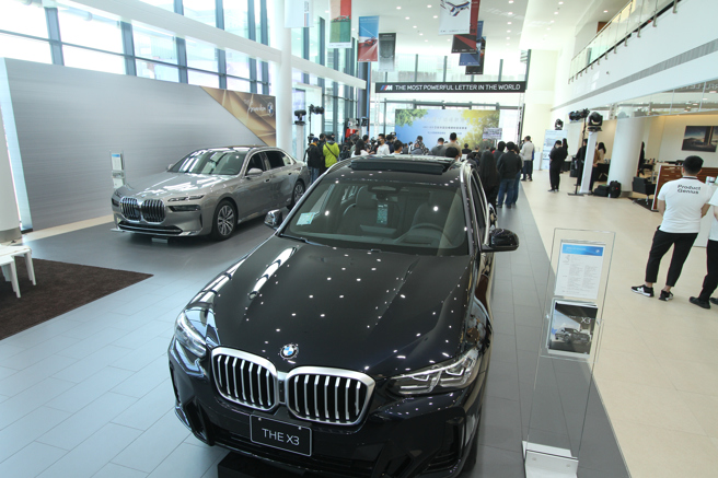 BMW台北尚德展示中心透过导入福机装UVC LED空气除菌设备，升级为全台首个UVC除菌赏车空间，带给车主能大口呼吸的安心赏车空间。(戴志扬翻摄)