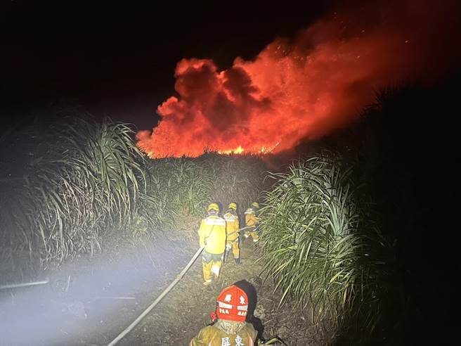 恆春鎮雷達站附近發生雜草火警，火勢延燒4個多小時。（屏東消防局提供／謝佳潾屏東傳真）