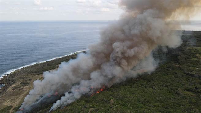 恆春鎮雷達站附近發生雜草火警，火勢延燒4個多小時。（屏東消防局提供／謝佳潾屏東傳真）