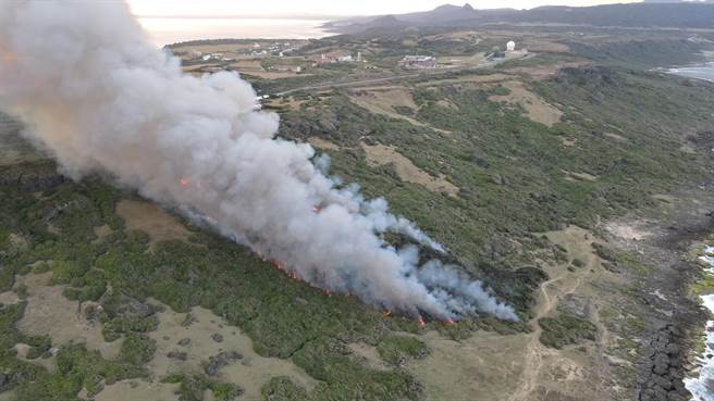 恆春鎮雷達站附近發生雜草火警，火勢延燒4個多小時。（屏東消防局提供／謝佳潾屏東傳真）