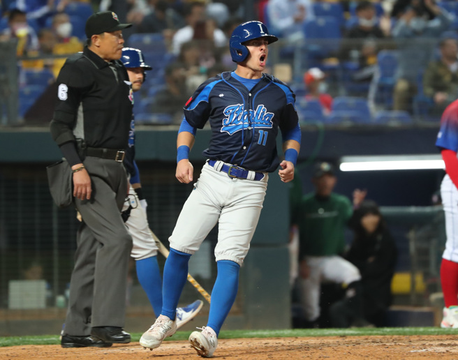 义大利在六局上半靠着三支安打，弗瑞利克奔回本垒打开僵局，取得1比0领先优势。(郑任南摄)