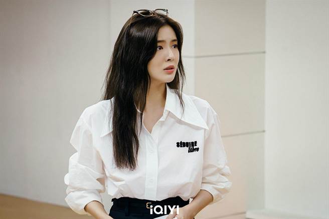 李先彬受邀在剧中客串扮演技指导。（爱奇艺国际站提供）