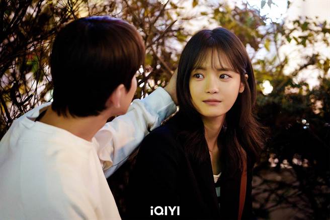 金旻奎使出摸头杀治癒高甫洁。（爱奇艺国际站提供）