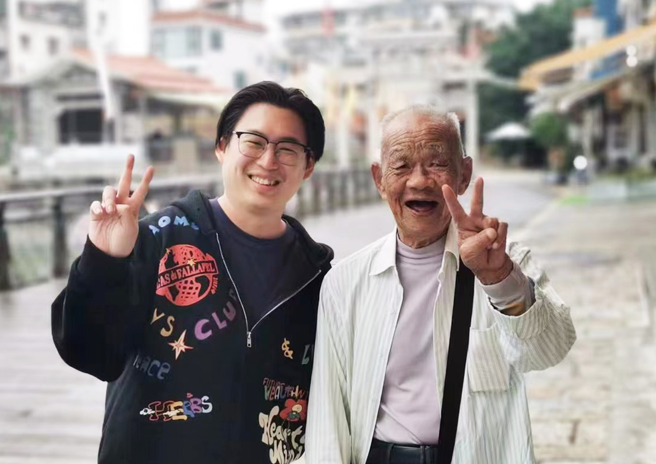 王伸豪（左）与厦门在地老人家。（作者提供）