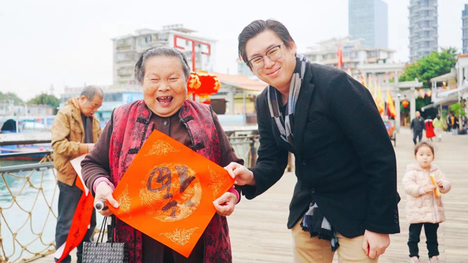 王伸豪（右）走遍大街小巷。（作者提供）