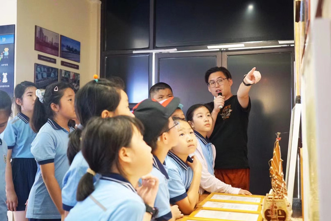 王伸豪在给小朋友讲解。（作者提供）