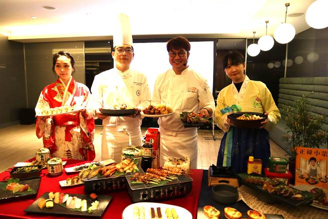 韩国主厨孙荣（右二）与新竹喜来登合作，限时推出60道韩日佳肴。（邱立雅摄）