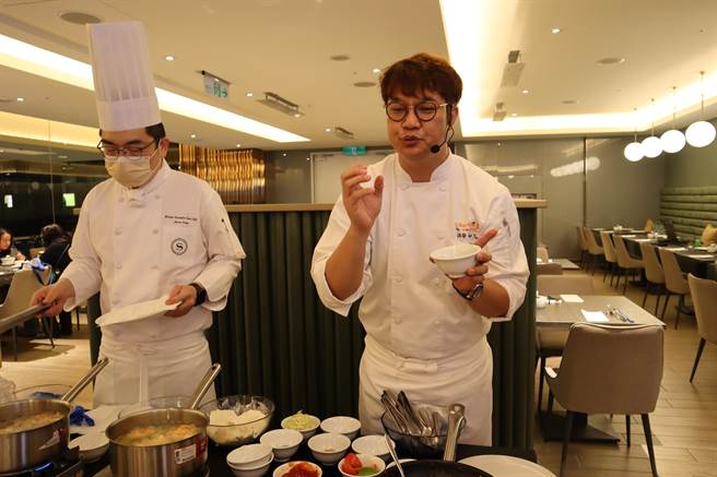 韩国人气主厨孙荣（右）现场示范韩式与日式的炸鸡料理，韩式酱汁的多层次酸甜滋味来自草莓酱。（邱立雅摄）