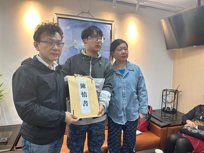 国民党立委郑正钤（左）接获林姓母子陈情。（周毓翔摄）