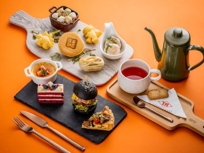 「毛孩下午茶派对」让狗狗们享用威灵顿鸭胸下午茶套组。（台北大直英迪格酒店提供）