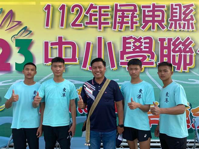 東港高中派出的選手以44秒19打破國男400公尺接力高懸32年的大會紀錄，而當下的主持人還是當年紀錄保持人、現任青山國小校長曾昱山。（東港高中提供／謝佳潾屏東傳真）
