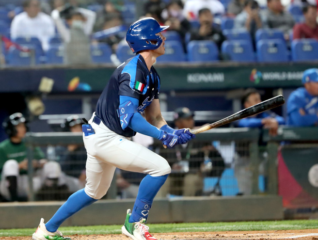 罗培兹在10局上突破僵局中安打建功，帮助义大利一口气攻下4分，最终6比2击败古巴，拿下预赛首胜。(郑任南摄)