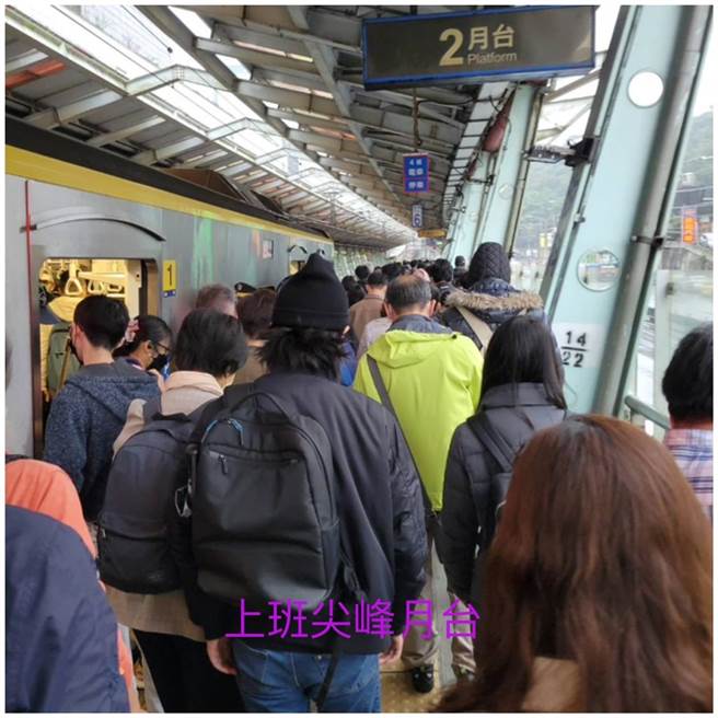 费鸿泰接到选民陈情，抱怨汐科车站设备太简陋，车站出入口很小且少。(费鸿泰提供)