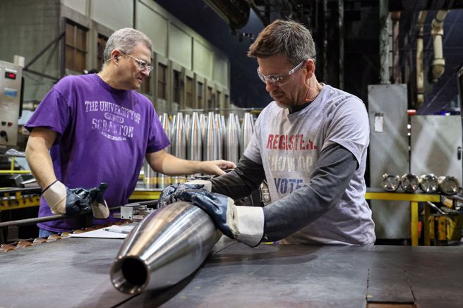 2023年2月16日，兵工厂工人们在斯克兰顿陆军弹药厂制备155 厘米炮弹。（路透）