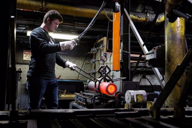 2023年2月16日，一名工人在斯克兰顿陆军弹药厂检查一枚炽热的155厘米炮弹。（路透社）