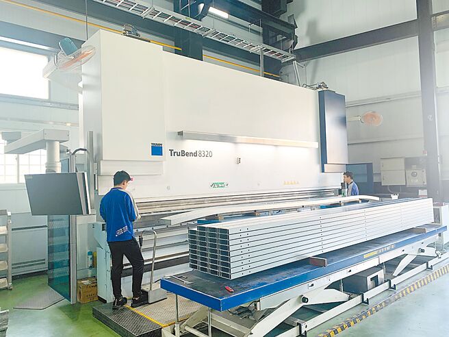 德钢金属引进台湾一部创浦CNC高阶折床，满足6米内的超长型工件加工；图中进行太阳能支架加工。图／德钢金属提供