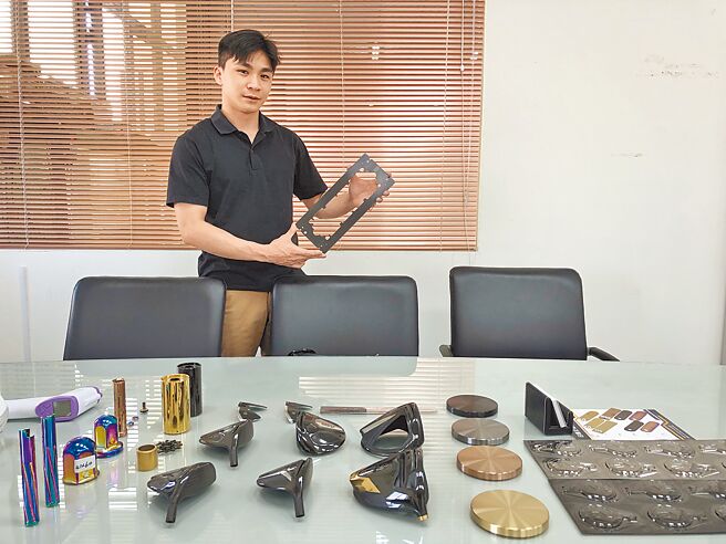 日胜企业推出全新静电消散类钻碳膜层镀膜技术（ESD-DLC），可应用在半导体产业，制程开发负责人甘伟廷经理手持已可稳定量产的镀膜后段封装载盘。图／郭文正