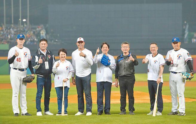 中华队牛棚投手教练王建民（左起）、中华棒协理事长辜仲谅、台中市长卢秀燕、大联盟救援王李维拉、副总统赖清德、中职会长蔡其昌、中信银行董事长利明献、中华队打击教练彭政闵在开幕典礼上合照。（郑任南摄）