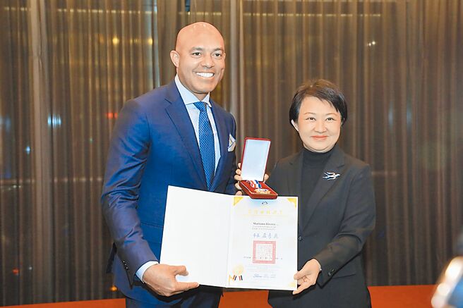 美国职棒名人堂球星李维拉（左）来台担任世界棒球经典赛开球嘉宾，台中市长卢秀燕（右）7日颁发荣誉市民证及奖章给他。（台中市政府提供）