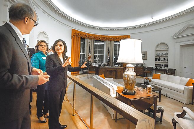 蔡英文总统将出访，并过境美国。图为蔡总统2018年8月出访中南美洲，过境加州并参访雷根总统图书馆。（总统府提供）