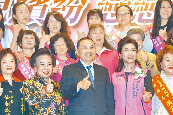 新北市长侯友宜（中）8日参加妇女会表扬模范婆媳活动，强调婆媳相处要靠尊重与包容，国家也是一样。（陈君玮摄）