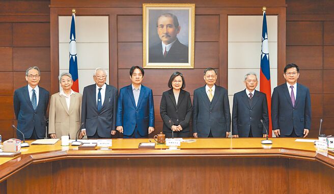 蔡英文总统（右四）8日出席大法官提名审荐小组第一次会议，并指定副总统赖清德（左四）担任召集人，前司法院长翁岳生（左三）、赖英照（右三）担任副召集人。（总统府提供）