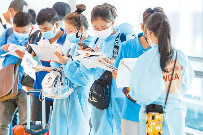 劳动部将放宽移工引进限制。图为入境移工。（陈麒全摄）