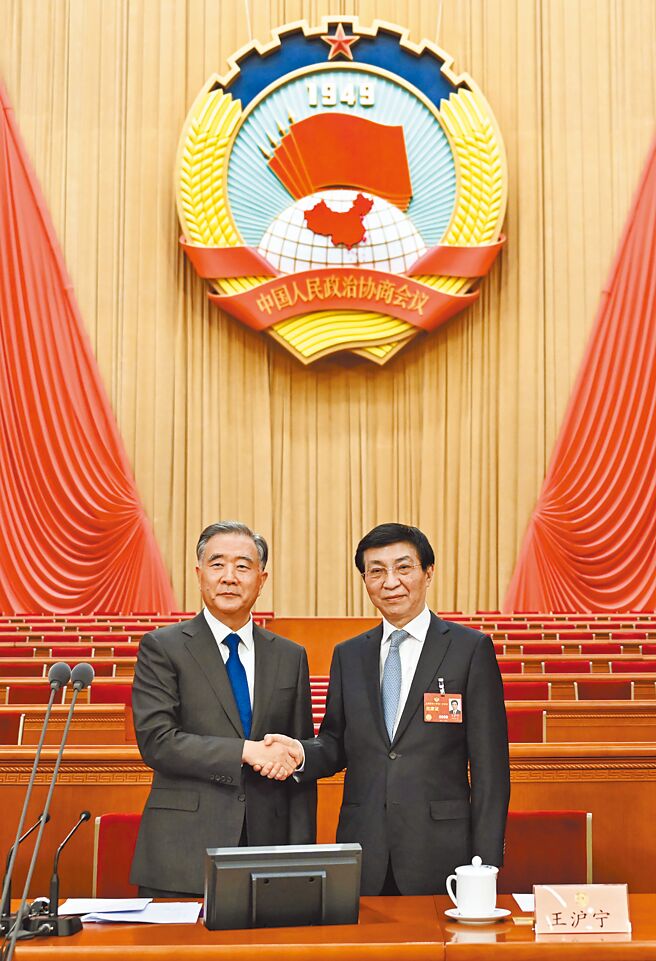 预定接任大陆全国政协主席的王沪寧（右），在参与人大台湾团审议时，将会发表涉台谈话。图为他与现任政协主席汪洋在政协预备会议上握手，颇有新旧传承之意。（新华社）