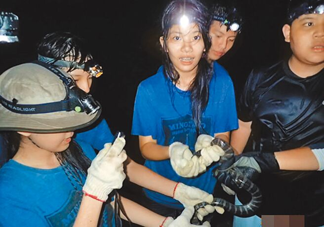 明道中学学生摸着海蛇说，好温驯，摸起来不会黏黏的。（杜铭章提供／庄哲权台东传真）