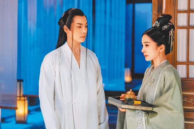 陈伟霆（左）与杨幂在剧中谱虐恋。（中视提供）